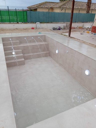 Piscina de lujo en proceso: optimización de espacio y confort

